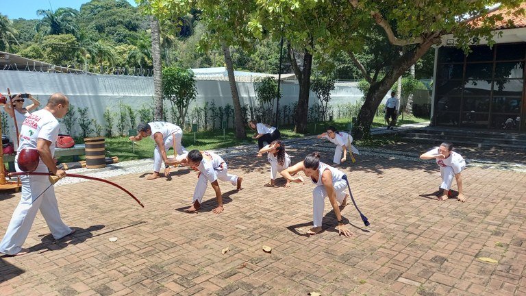 Parceria com grupo de capoeira reúne esporte, recreação, cultura e arte na FCJA