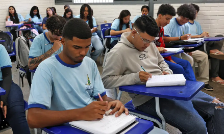 Estudante participante do Pé-de-Meia ganha R$ 200 se fizer dois dias de Enem; saiba mais