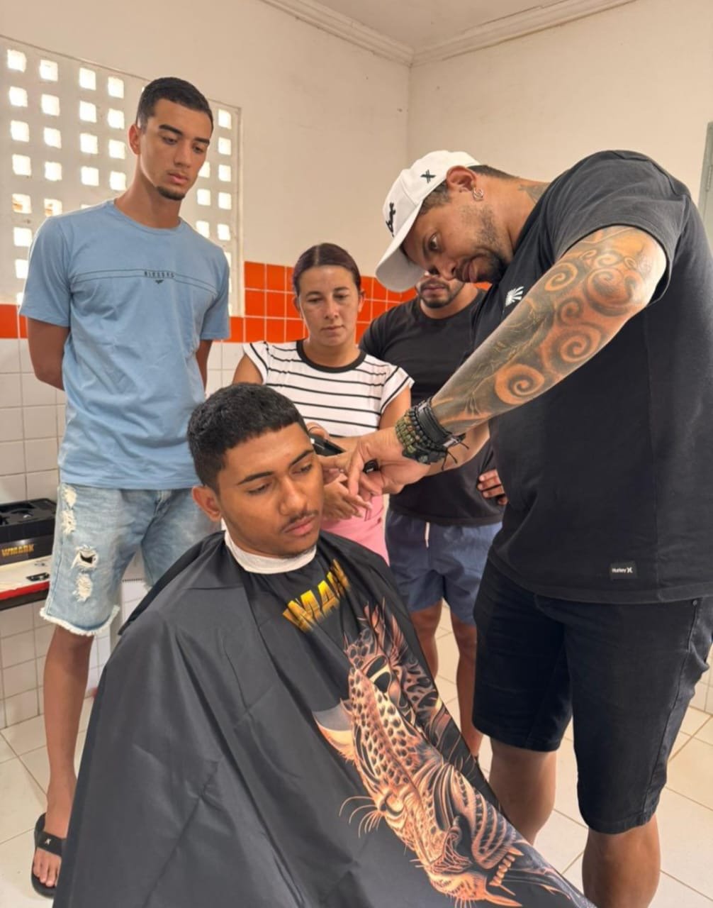 Moradores da comunidade rural de Serrote Baixo aprendem técnicas de barbearia