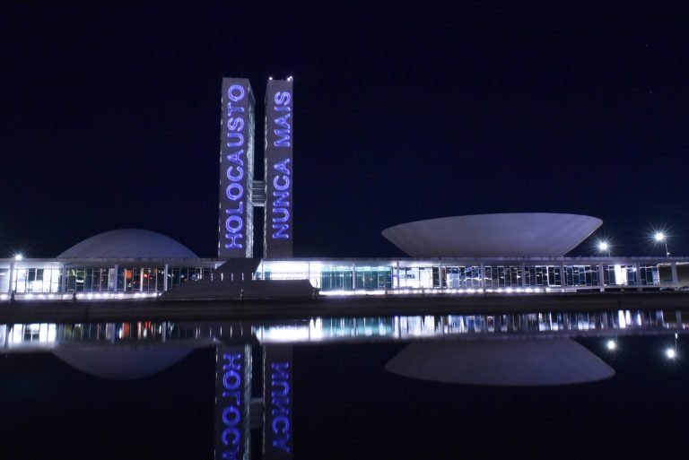 Adiada votação da PEC que reduz jornada para 40h e mantém 6×1