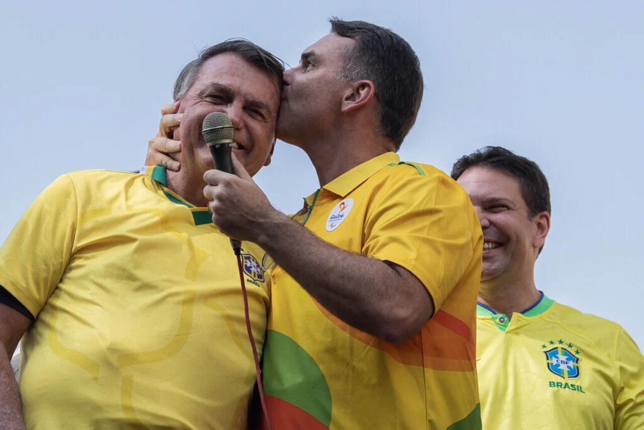 Flávio Bolsonaro confirma que será candidato à Presidência com apoio do pai