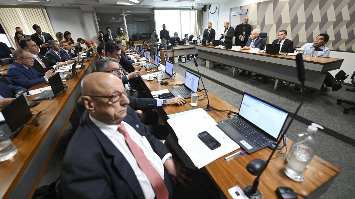 CCJ do Senado aprova PL que reduz penas de condenados pelos atos golpistas de 8 de janeiro