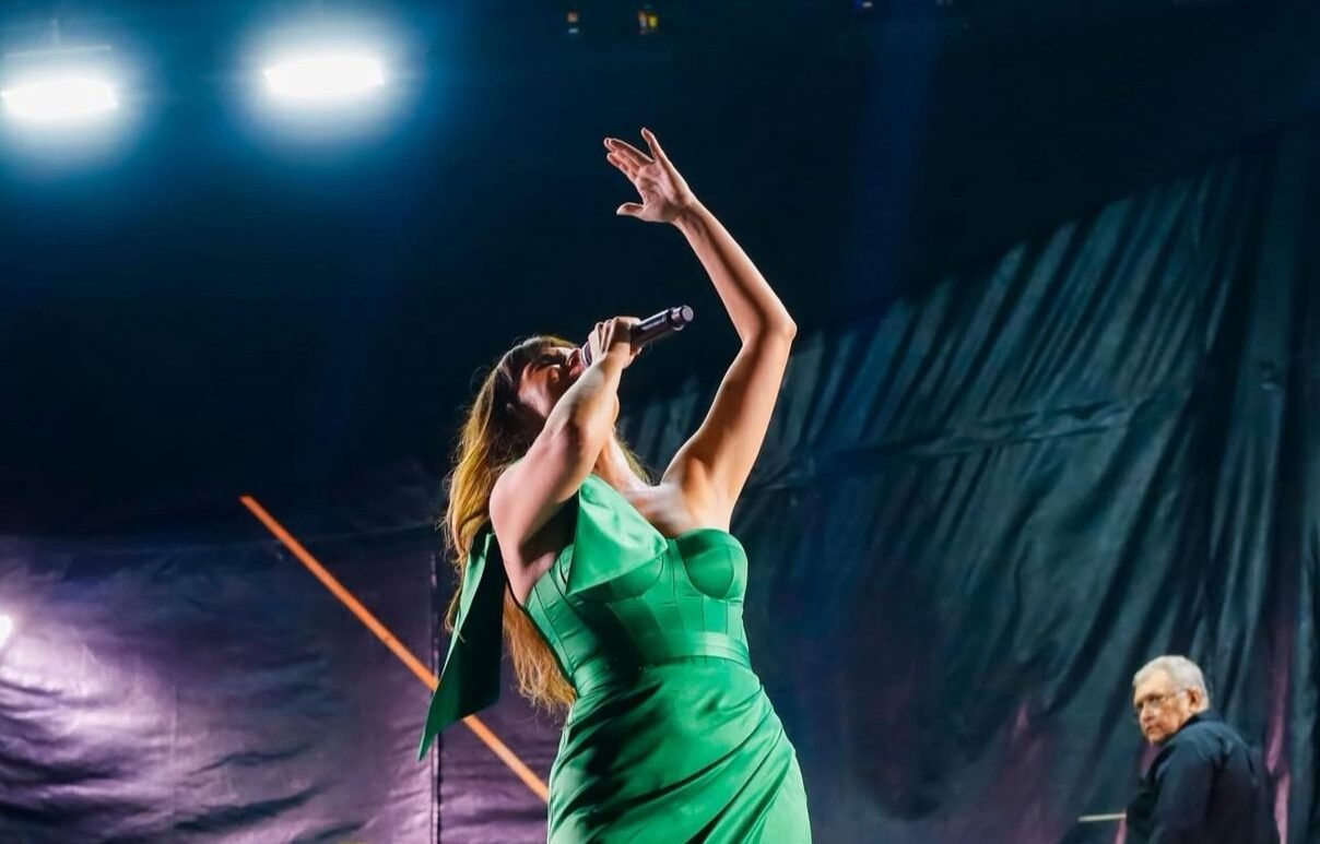 Mayana Neiva celebra nova fase artística, emociona o público e recebe título de cidadã pessoense