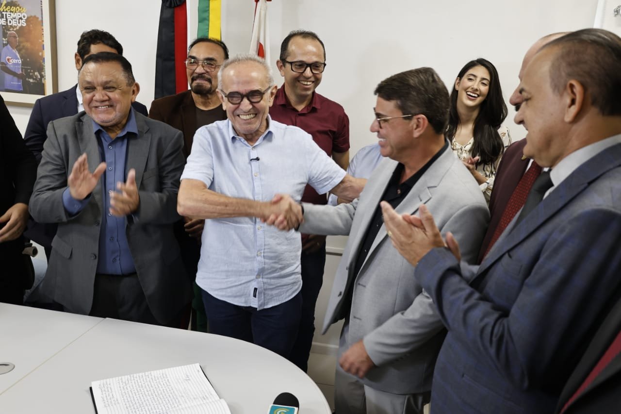 Com viagem de Cícero, Dinho assume Prefeitura de João Pessoa pela quinta vez
