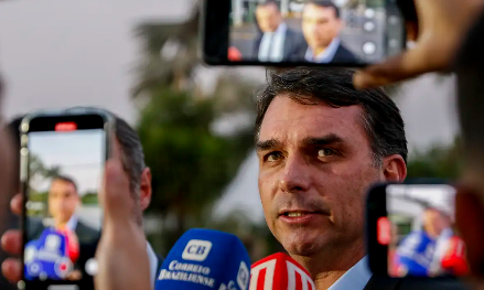 Flávio Bolsonaro diz que vice será ‘uma pessoa preparada’ e de preferência uma mulher