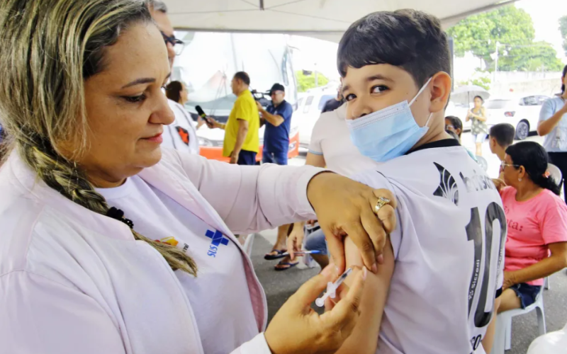 Vacinação contra dengue é retomada para crianças e adolescentes de 10 a 14 anos em João Pessoa