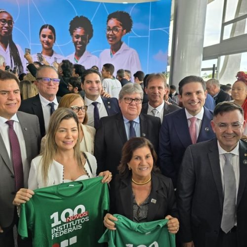 Ao lado de Lula, João participa de anúncio de implantação de novos institutos federais na PB