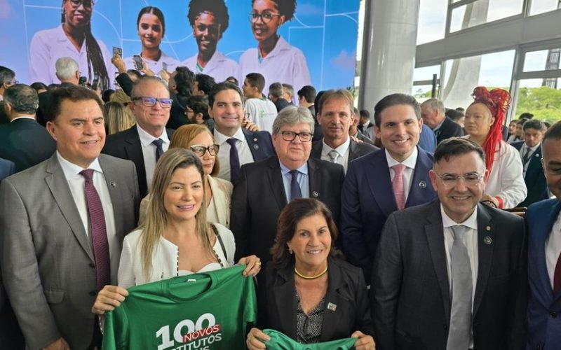 Ao lado de Lula, João participa de anúncio de implantação de novos institutos federais na PB