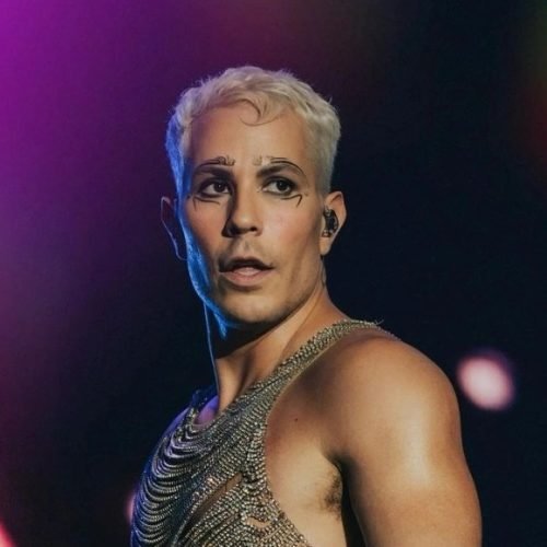 Christian Chávez participa de painéis e sessões de fotos para fãs nesta segunda-feira