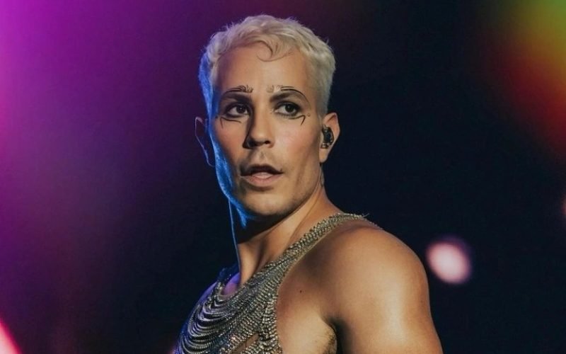 Christian Chávez participa de painéis e sessões de fotos para fãs nesta segunda-feira