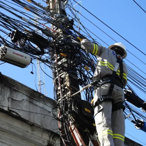 Prefeitura inicia operação para limpeza de fios em postes nas ruas de João Pessoa