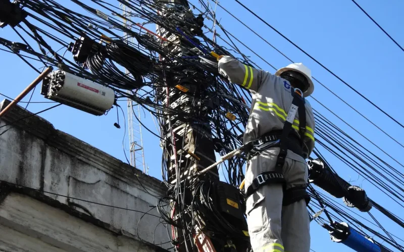 Prefeitura inicia operação para limpeza de fios em postes nas ruas de João Pessoa
