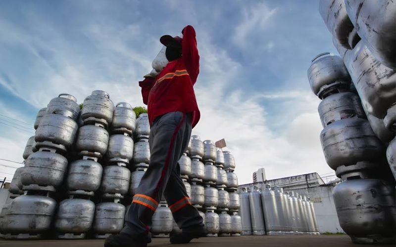 Governo Federal oferecerá gás de cozinha para 20 milhões de famílias; entenda funcionamento
