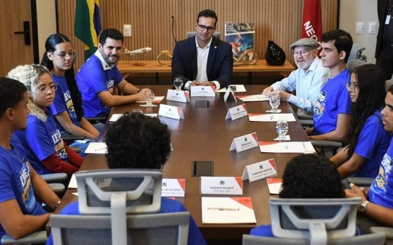 Lucas recebe aprovados no Sisu e reafirma compromisso do Governo com educação