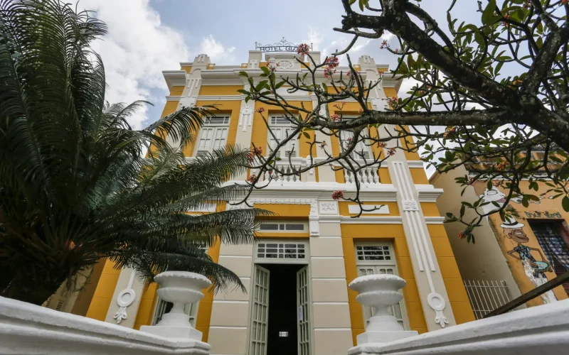 Funjope abre exposição ‘Investigações de Si’, da artista Trexy, no Hotel Globo