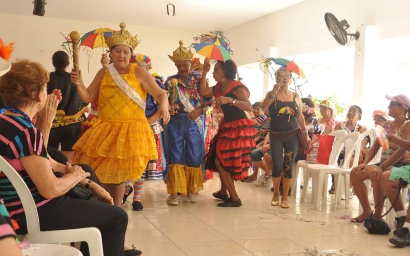 Carnaval exige cuidado adicional com idosos e aumenta procura por cuidadores temporários