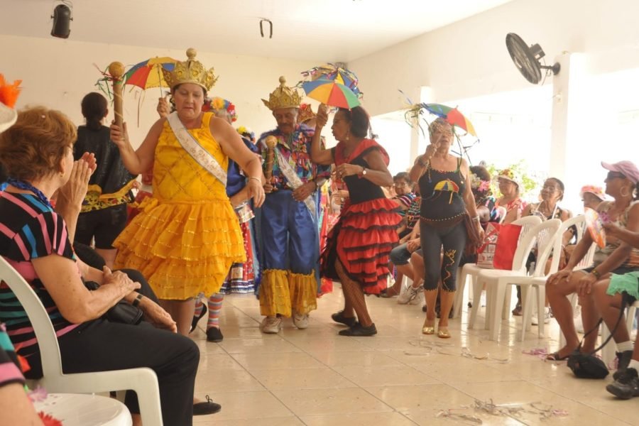 Carnaval exige cuidado adicional com idosos e aumenta procura por cuidadores temporários
