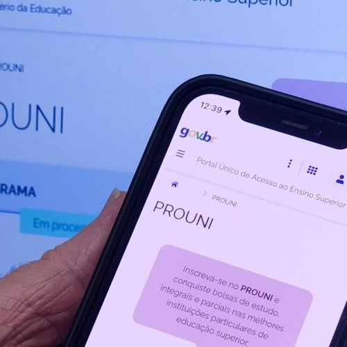 Brasília - 27/06/2023 - O Programa Universidade Para Todos (Prouni) oferta bolsas de estudo, integrais e parciais (50% do valor da mensalidade do curso), em cursos de graduação e sequenciais de formação específica, em instituições de educação superior privadas. As inscrições podem ser feitas pelo celular ou pelo computador. Foto: Rafa Neddermeyer/Agência Brasil