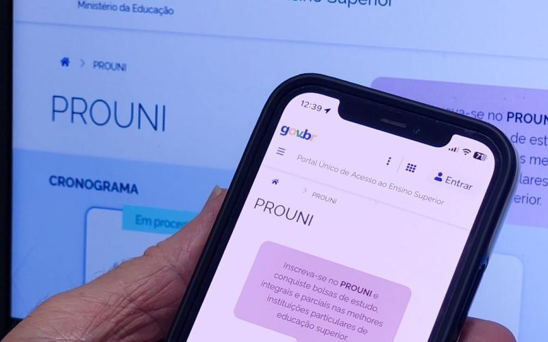 Brasília - 27/06/2023 - O Programa Universidade Para Todos (Prouni) oferta bolsas de estudo, integrais e parciais (50% do valor da mensalidade do curso), em cursos de graduação e sequenciais de formação específica, em instituições de educação superior privadas. As inscrições podem ser feitas pelo celular ou pelo computador. Foto: Rafa Neddermeyer/Agência Brasil