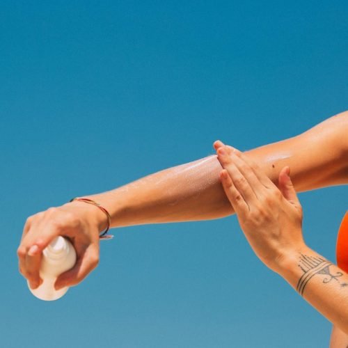 Dezembro Laranja alerta para prevenção do câncer de pele e a importância do uso adequado do protetor solar