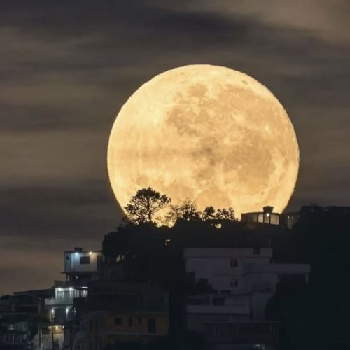 Viu a lua? Saiba que horas acontece o fenômeno duplo com eclipse lunar parcial e superlua nesta terça