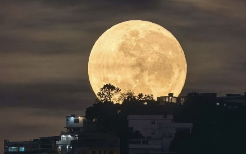 Viu a lua? Saiba que horas acontece o fenômeno duplo com eclipse lunar parcial e superlua nesta terça