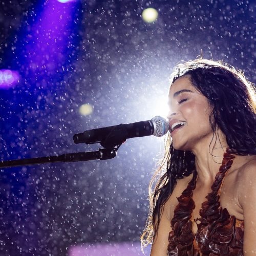 Lucy Alves grava DVD histórico sob chuva e emociona público em João Pessoa