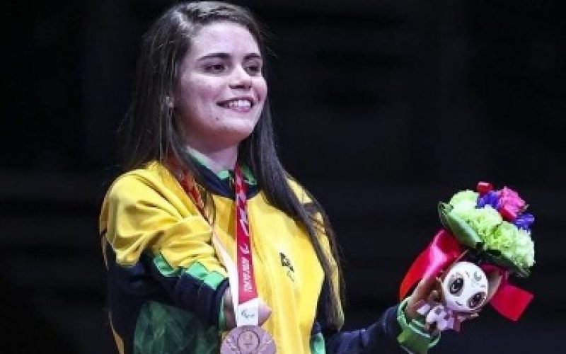 Paraibana Silvana Fernandes conquista bronze nas Paralimpíadas de Paris