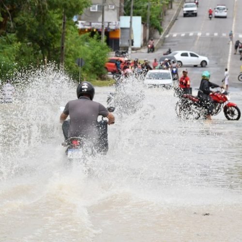 Fortes chuvas provocam alagamentos e transtornos em João Pessoa