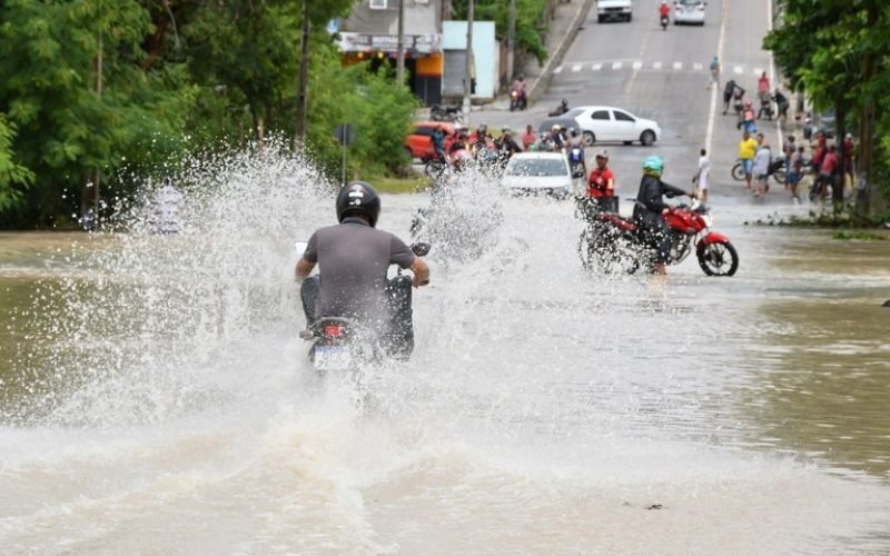Fortes chuvas provocam alagamentos e transtornos em João Pessoa