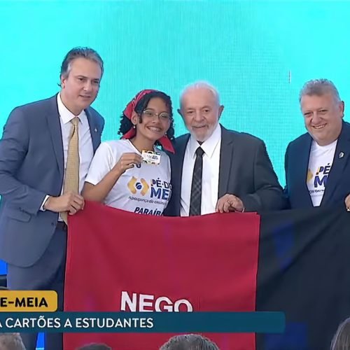 Aluna da rede estadual recebe cartão do Pé-de-Meia do presidente Lula durante cerimônia no Palácio do Planalto