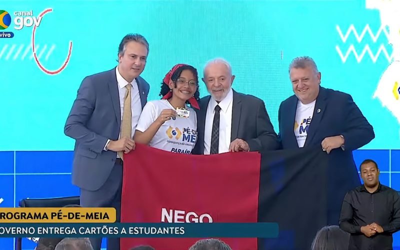 Aluna da rede estadual recebe cartão do Pé-de-Meia do presidente Lula durante cerimônia no Palácio do Planalto