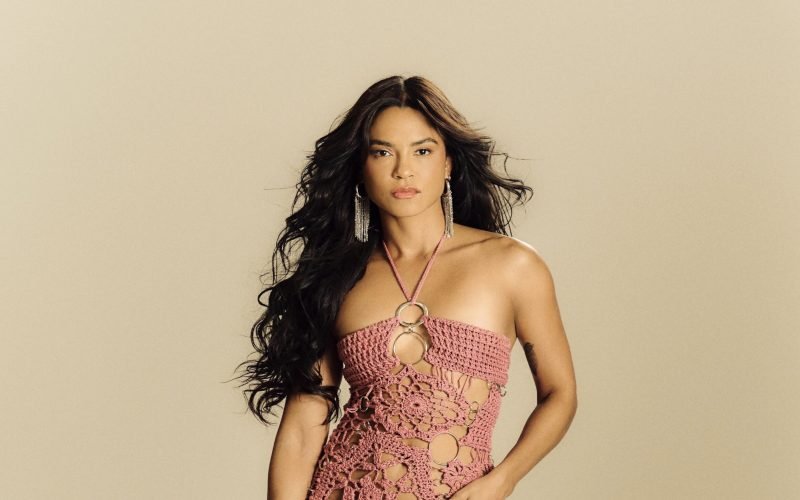 Lucy Alves recebe Elba, Dorgival e Xande de Pilares em gravação de DVD na Praia de Tambaú