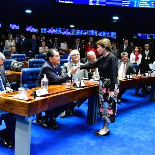 Senado aprova isenção de IR para quem ganha até dois salários mínimos