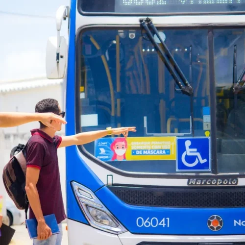 João Azevêdo sanciona lei que assegura passe livre aos estudantes da Paraíba em dias de provas do Enem