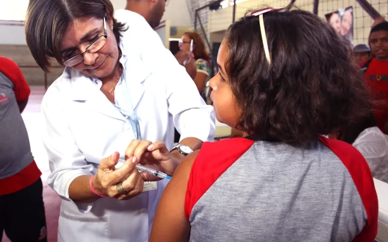 Vacinação contra dengue é suspensa na Capital até o envio de novas doses pelo Ministério da Saúde 