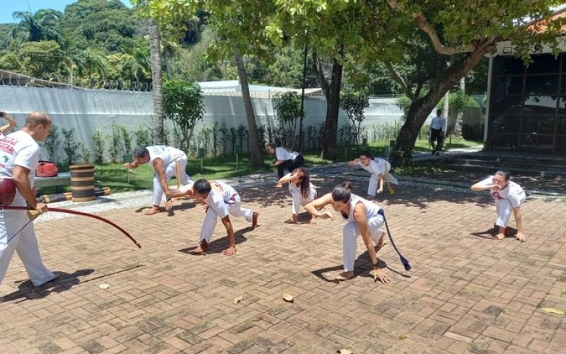 Parceria com grupo de capoeira reúne esporte, recreação, cultura e arte na FCJA