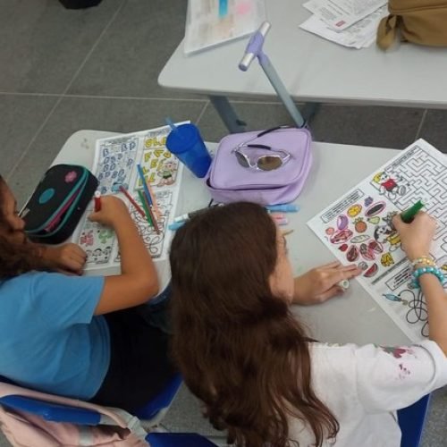 GibiZeca da FCJA leva histórias em quadrinhos para escola da capital