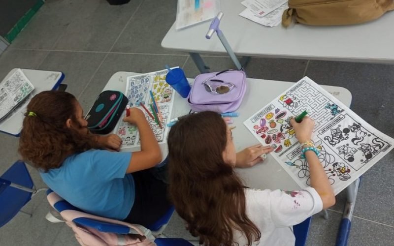 GibiZeca da FCJA leva histórias em quadrinhos para escola da capital