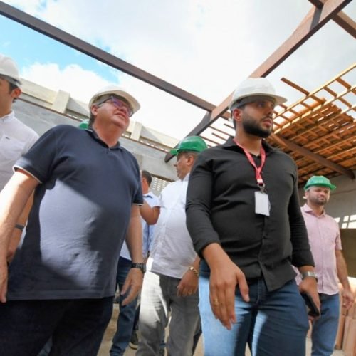 João inspeciona obras de travessia urbana e reforma e ampliação de escola em Princesa Isabel