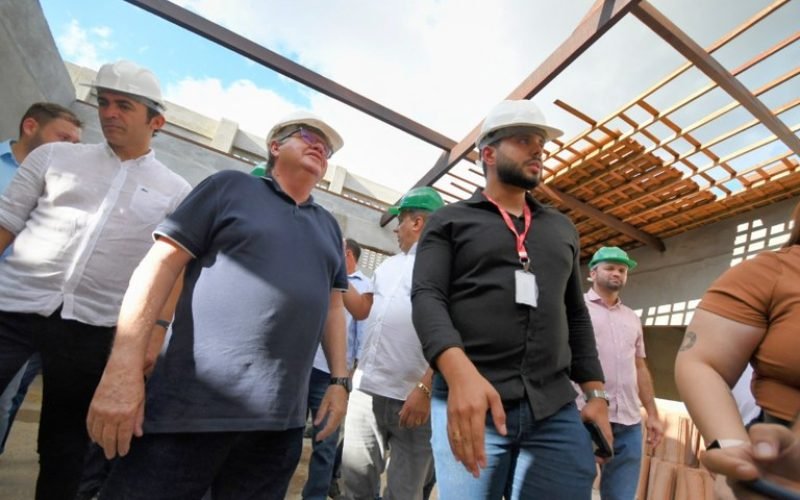 João inspeciona obras de travessia urbana e reforma e ampliação de escola em Princesa Isabel