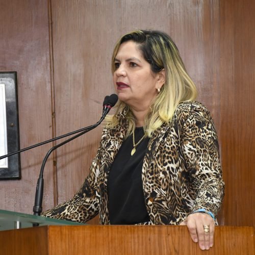 De tornozeleira, Raíssa Lacerda retorna à Câmara de João Pessoa e declara inocência