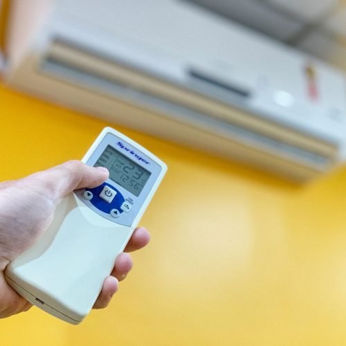 Com as férias escolares e chegada do verão, veja como reduzir o consumo de energia elétrica