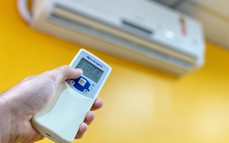 Com as férias escolares e chegada do verão, veja como reduzir o consumo de energia elétrica