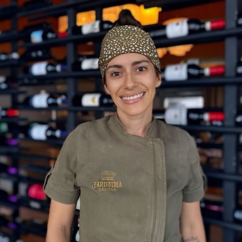 Chef desconstrói o conceito de alta gastronomia e defende a cozinha como um espaço de formação e propósito