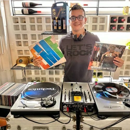Loca Burger lança programação de quartas-feiras com DJ Astek tocando 100% em vinil