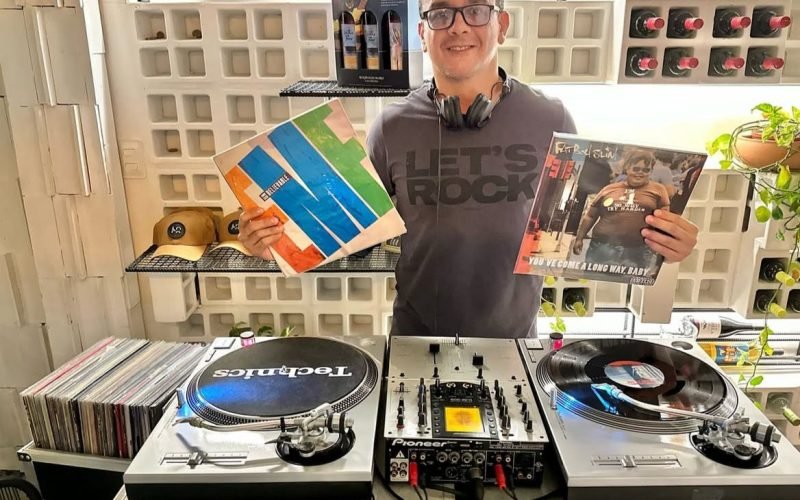Loca Burger lança programação de quartas-feiras com DJ Astek tocando 100% em vinil