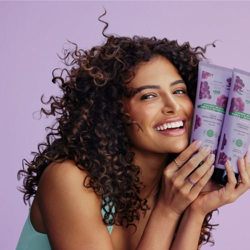 O Boticário retoma o sucesso de Cuide-se Bem Feira com nova linha Cachos de Uva, para cabelos com curvaturas