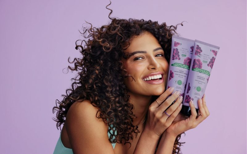 O Boticário retoma o sucesso de Cuide-se Bem Feira com nova linha Cachos de Uva, para cabelos com curvaturas