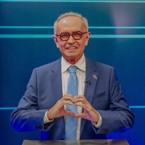 Cícero defende esposa e família em debate e reclama da falta de propostas dos adversários